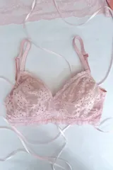 Bralette de encaje color acqua con forro interno, breteles regulables y cierre de ganchos en la espalda.