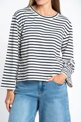 Remera de manga larga con cuello redondo, corte ajustado al cuerpo y patrón de rayas horizontales anchas en blanco y azul marino.