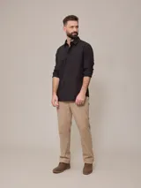 Camisa negra de algodón de manga larga, con cuello clásico y cierre frontal con botones.