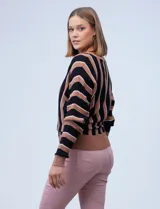 Buzo Tahari de tejido acanalado con manga larga dolman y diseño a rayas verticales en negro, marrón y blanco.