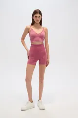 Short deportivo color rosado, de tiro alto y corte ajustado.