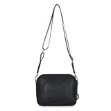 Bandolera pequeña de forma cuadrada, color marrón claro, con textura de cuero sintético. Presenta un logo circular grabado en el frente. La correa es ancha, de tela blanca y negra con la palabra "TRENDY" repetida.