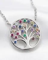 Collar de plata 925 con dije circular calado en forma de árbol de la vida, adornado con circonias multicolor incrustadas en las ramas.