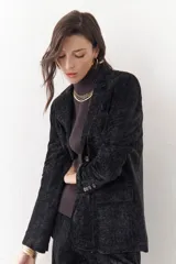 Blazer marrón de terciopelo con solapas de muesca, cierre frontal con un botón, bolsillos delanteros y forro con estampado animal print.