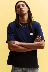 Remera azul marino de corte holgado con cuello redondo y estampado del logo de Kodak en el pecho.