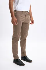 Pantalon de gabardina color tostado, de corte recto y diseño clásico de cinco bolsillos con cierre de botón y cremallera.