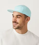 Gorra celeste de cinco paneles con ala recta y estampado frontal con un oso y la leyenda "California Made".