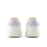Championes urbanos New Balance modelo CT302SL, color blanco con detalles en lila y beige, confeccionados en cuero y tela, con logo "N" característico en los laterales, entresuela estratificada y puntera de goma.