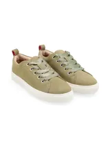 Zapatillas urbanas de silueta clásica confeccionadas en cuero descarne color verde oliva. Presentan cordones tipo cinta al tono, suela de goma blanca y detalle de tirador en el talón con interior en contraste.