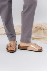 Sandalias plateadas con hebilla metálica, plantilla anatómica y base marrón.