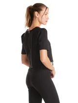 Blusa negra de corte corto con escote en V, mangas cortas con sutil efecto abullonado en los hombros y ruedo decorado con flecos de cuentas negras.