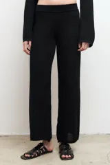 Pantalón de punto color crema, de tiro bajo y corte recto.