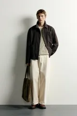 Sobrecamisa de corte relaxed fit confeccionada en tejido con mezcla de lana. Cuenta con cuello solapa, manga larga, bolsillos de parche en pecho y cadera, y cierre frontal con botones.