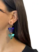 Aros colgantes con piezas geométricas de resina translúcida en tonos violeta, fucsia y amarillo.