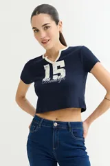 Remera crop top azul marino de manga corta, con cuello en V y ribete blanco. Estampado frontal con el número "15" y la palabra "Brooklyn" en blanco.