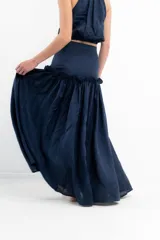 Falda larga azul marino de lino con botones frontales y volados.