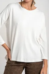 Remera blanca de viscosa con elastano, corte oversize y mangas 3/4.