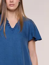 Vestido corto Tash & Sophie de color azul, con silueta evasé y textura denim levemente jaspeada. Presenta escote en V con frunces, mangas cortas tipo mariposa y diseño holgado.
