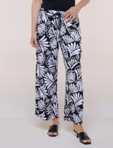 Pantalón estampado de caída fluida y calce relajado, con cintura alta elastizada y cordón ajustable con punteras metálicas, corte ancho tipo cropped.