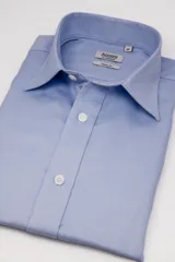 Camisa de vestir Annoni de corte clásico, confeccionada en 100% algodón con textura oxford color celeste, cuello formal y botones blancos.
