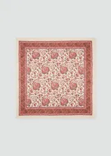 Pañuelo cuadrado de poliéster, con diseño estampado de motivos florales y guarda perimetral en tonos rojos y marrones sobre fondo beige.