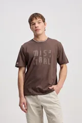 Remera de manga corta color gris con cuello redondo y estampa frontal con la inscripción "Mistral".