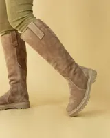 Bota alta de gamuza color arena, con caña alta y suela track.