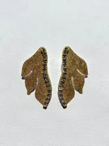 Aro dorado con forma de hoja y detalle de strass.