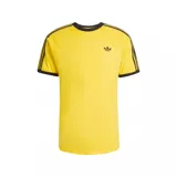 Remera Adidas de manga corta color amarillo, con cuello redondo y ribetes negros en cuello y mangas. Cuenta con las clásicas tres tiras negras en los hombros y el logo del trifolio bordado en el pecho.
