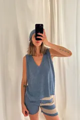 Chaleco de punto color marrón, con escote en V y aberturas laterales en el dobladillo.