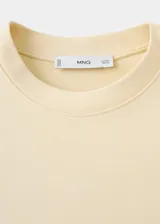 Camiseta de manga corta y cuello redondo color amarillo claro, confeccionada en algodón con ribete elastizado en el cuello.
