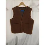 Chaleco de corderito color marrón, con diseño sin cuello, cierre frontal con un botón y bolsillos laterales.