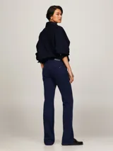 Pantalón jean azul oscuro, de corte bootcut y talle medio, confeccionado en tejido denim ligeramente elástico.
