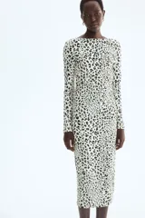 Vestido midi de punto entallado con estampado de leopardo, mangas largas y espalda abierta con detalle cruzado en la cintura.