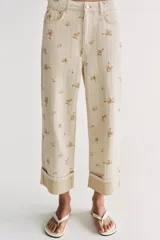 Jeans de tiro medio de la colección ZW de Zara, con diseño tapered leg y largo al tobillo. Color crudo con estampado floral delicado y rayas verticales sutiles, tiro medio con trabillas, cinco bolsillos, vuelta en el dobladillo y cierre frontal con cremallera y botón.