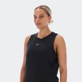 Musculosa deportiva negra de poliéster reciclado y elastano, con logo de Reebok en el pecho.