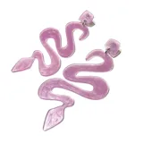 Aros colgantes plateados con forma de serpiente.