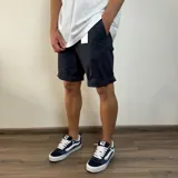 Bermuda de gabardina color azul marino, de corte recto y diseño clásico con bolsillos laterales.