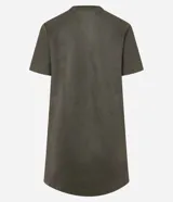 Vestido corto recto color verde militar, confeccionado en gamuza sintética con elastano. Presenta cuello redondo, mangas cortas y ruedo redondeado.