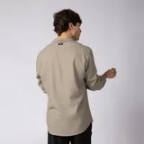 Camisa de manga larga con cuello camisero abierto y cierre frontal de botones, de corte relajado y color verde militar.