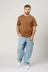 Jean baggy para hombre, color celeste claro, de corte holgado estilo cargo con bolsillos laterales y refuerzos en las rodillas.