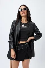 Short pollera de denim celeste con efecto cruzado en el frente, de silueta mini y tiro medio.