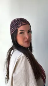 Gorro tipo mesh color uva con lentejuelas plateadas.