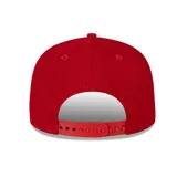 Gorro estilo snapback de visera plana, color rojo, con el logo de los New York Yankees bordado en blanco en el frente.