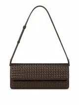 Cartera bandolera de cuerina marrón oscuro con diseño trenzado y correa ajustable.