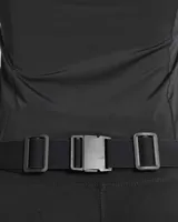 Riñonera deportiva negra con dos bolsillos con cierre y detalles reflectantes.