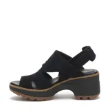 Sandalia de plataforma color negro, confeccionada en gamuza con diseño de aberturas laterales y cierre de tira con hebilla en el talón. Cuenta con una suela de goma dentada en color marrón y entresuela de EVA.