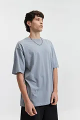 Remera de manga corta para hombre, corte oversize, color gris oscuro.