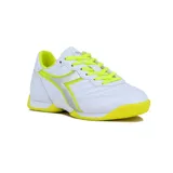 Championes de fútbol sala Diadora modelo Goal, color blanco con detalles en amarillo neón y plateado. Presentan una suela de goma amarilla diseñada para superficies de interior, cordones amarillos y el logo de la marca en el lateral.