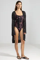 Cárdigan largo de tejido de punto calado color negro.